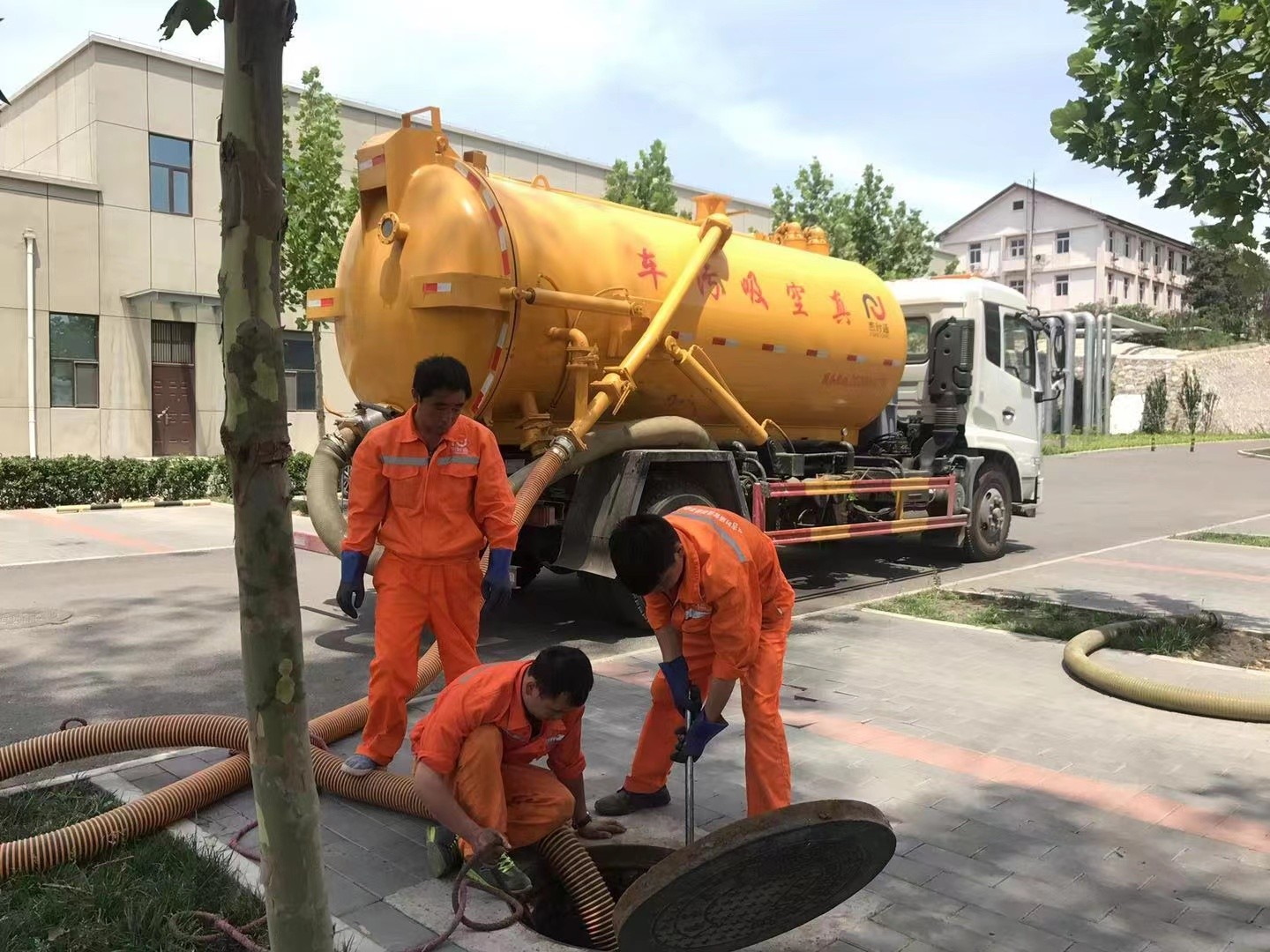 陵川管道疏通车停在窨井附近