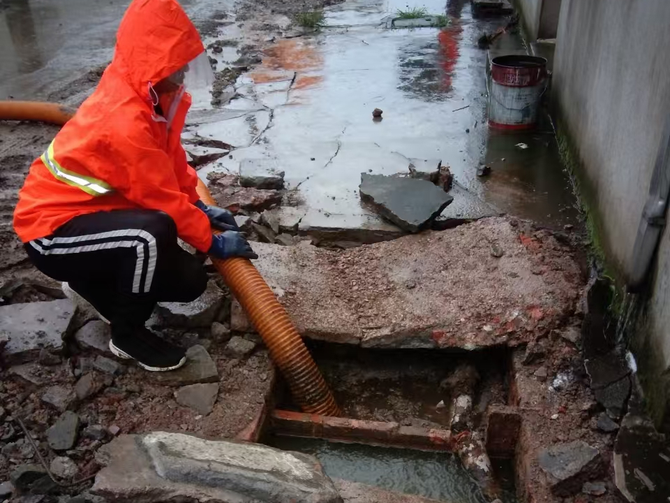 陵川专业清理污水池 炜誉市政以规范流程守护城市 “肠道”